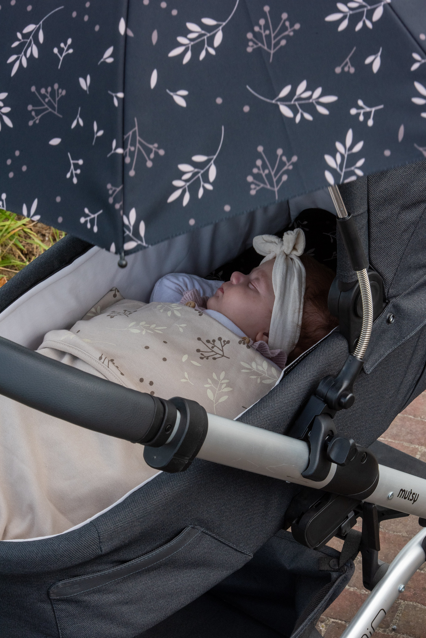 Päikesevari vankrile Dooky Buggy Parasol Umbrella Black Leaves